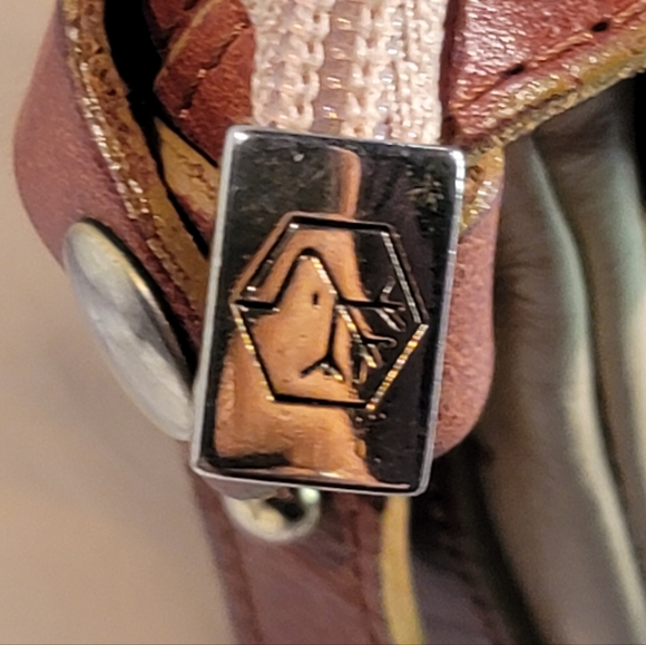 Valentina Cream and Tan Leather Shoulder Bag - Picture 11 of 15